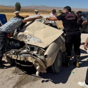 kahramanmarasta kamyonet ile otomobil carpisti LAbzH4Jk