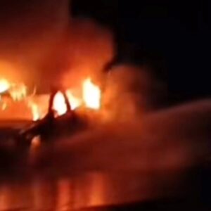 seyir halindeki otomobil alev topuna dondu EtQ63Lax