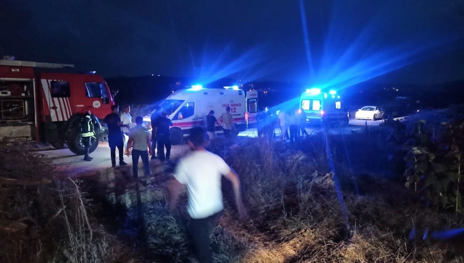 bahcesindeki agaci keserken altindan kalip oldu zbxeL4hf