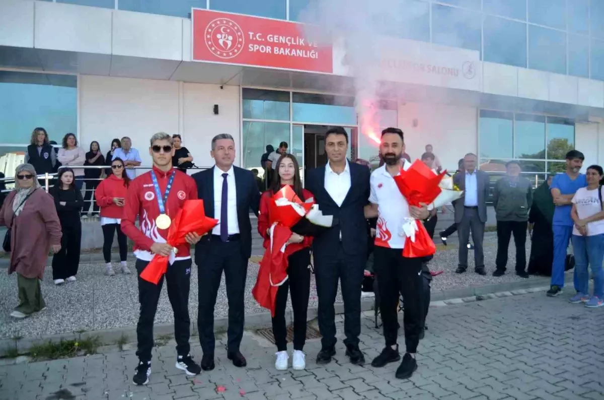 boludan iki dunya sampiyonu EHUhJl7K