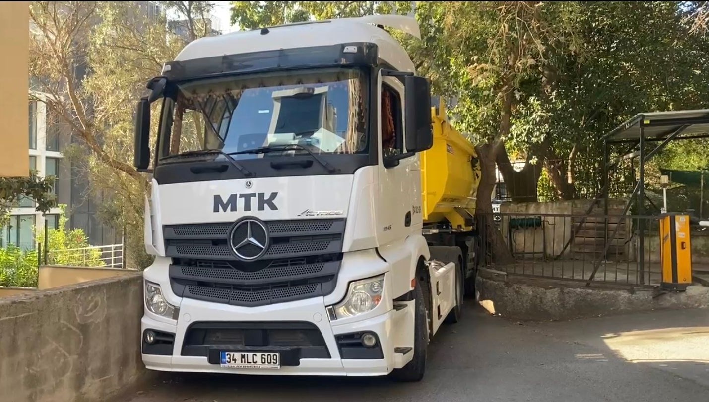 hafriyat kamyonu sokaga sikisti sokak trafige kapatildi ru7gLhPE