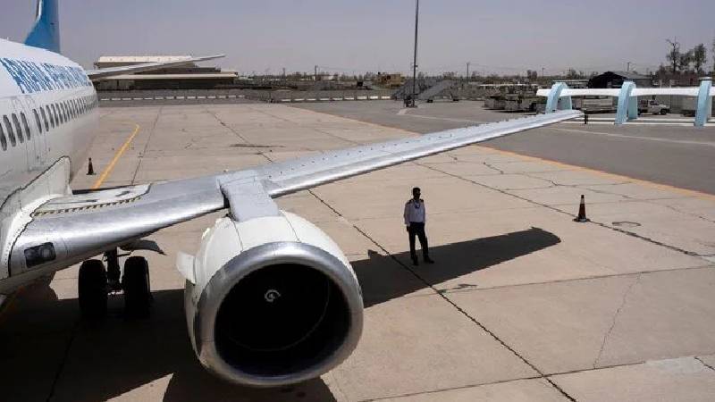 yolcu ucaginin inis takimlari yuvasina saklanan cocuk kabilden yeni delhiye uctu OV7ErBcR