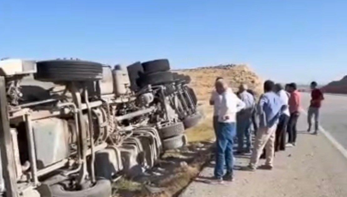 devrilen kamyonun surucusu hafif yaralandi BhS4vK3r