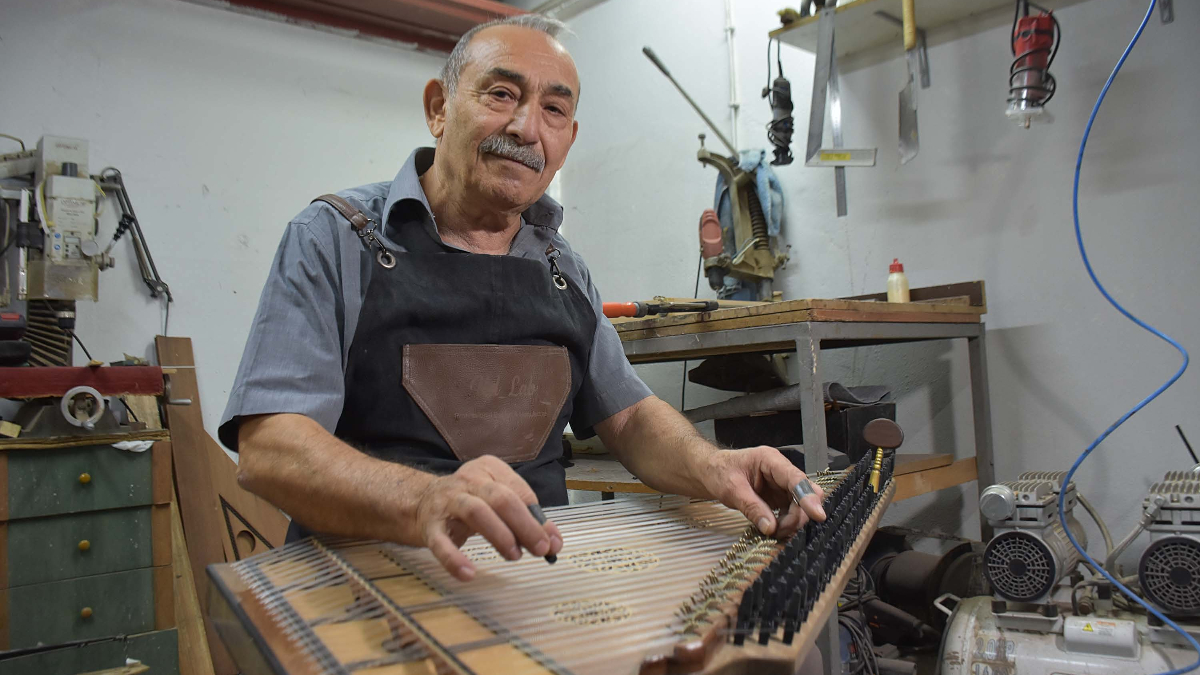 izmirde kendisine yapmak icin basladi 20 yildir kanun uretiyor vC2PvFBy