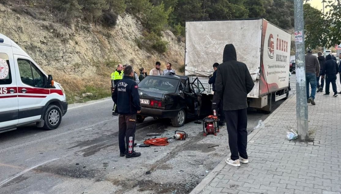 kusadasinda otomobil park halindeki kamyonete carpti bir olu dort yarali ZedI3Hgx.jpg