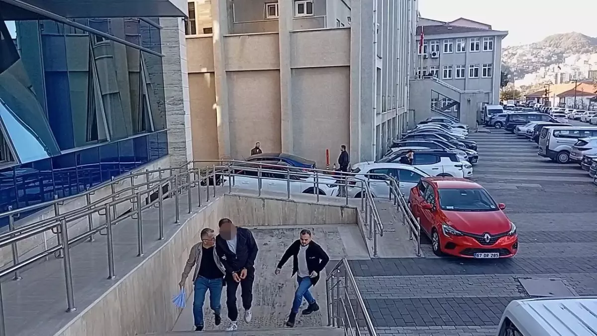 oto galeriye tabancayla saldiri AB8pCMMf.jpg