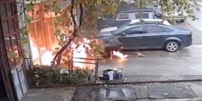 oto tamirhanesinde cikan yangindan son anda kurtuldular wd2FrPhD.jpg