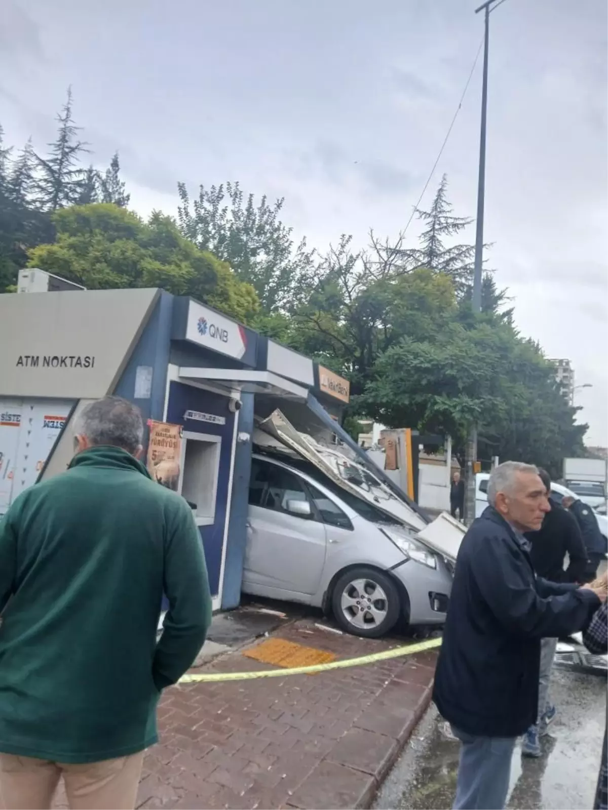 yagmurda kontrol kaybi otomobil atmye girdi IdPz9bRq