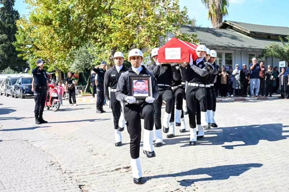 yanginda hayatini kaybeden polis topraga verildi 7p5F3s9w.jpg