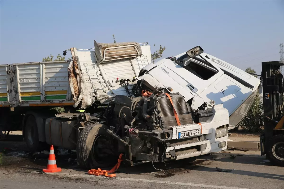 antakyada kaza tir yol temizleme aracina carpti VpDiisLs.jpg
