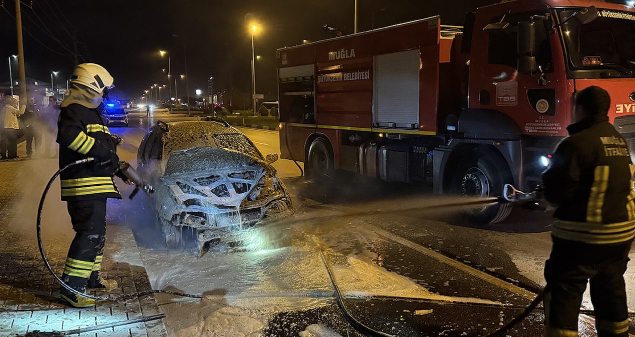 Muğla’da alev alan otomobil küle döndü