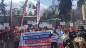 italyan-lisesi-ogretmenleri-seslerini-bu-kez-ankaradan-yukseltti-ogretmen-onurunun-kirildigi-yerde-egitim-surekliligi-rcnfbza5