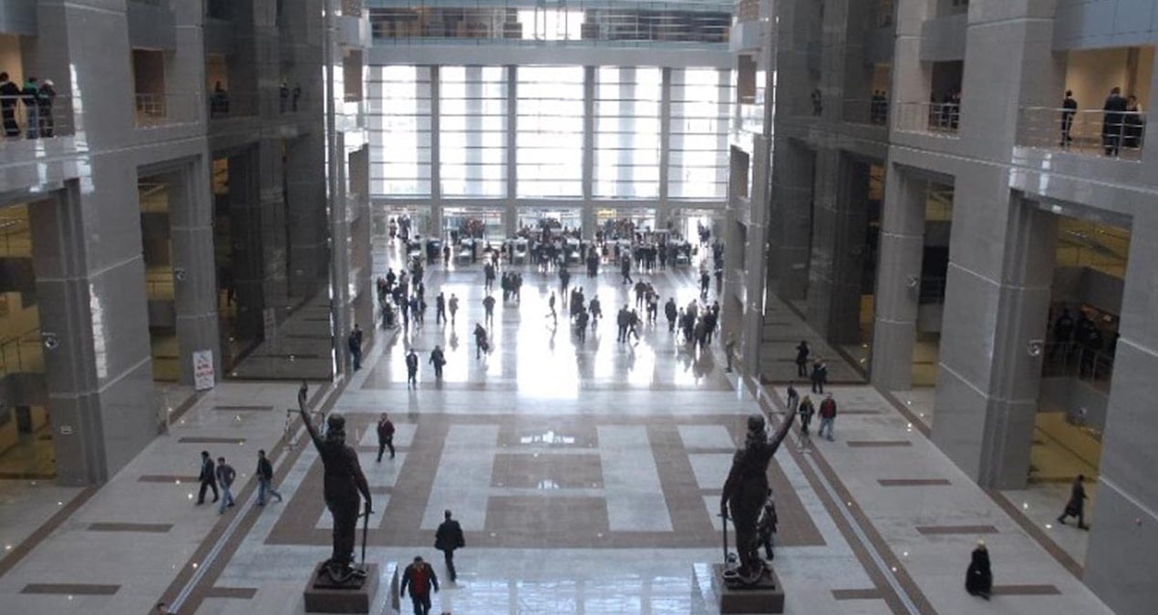 adliye-girisinde-yakayi-ele-verdi-bosanma-davasi-acacaktim-dedi-Dwvu2sLP