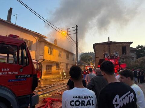 Bursada 2 katli evi alevler sardi 30 yasindaki gencten aci haber U5PbKScJ